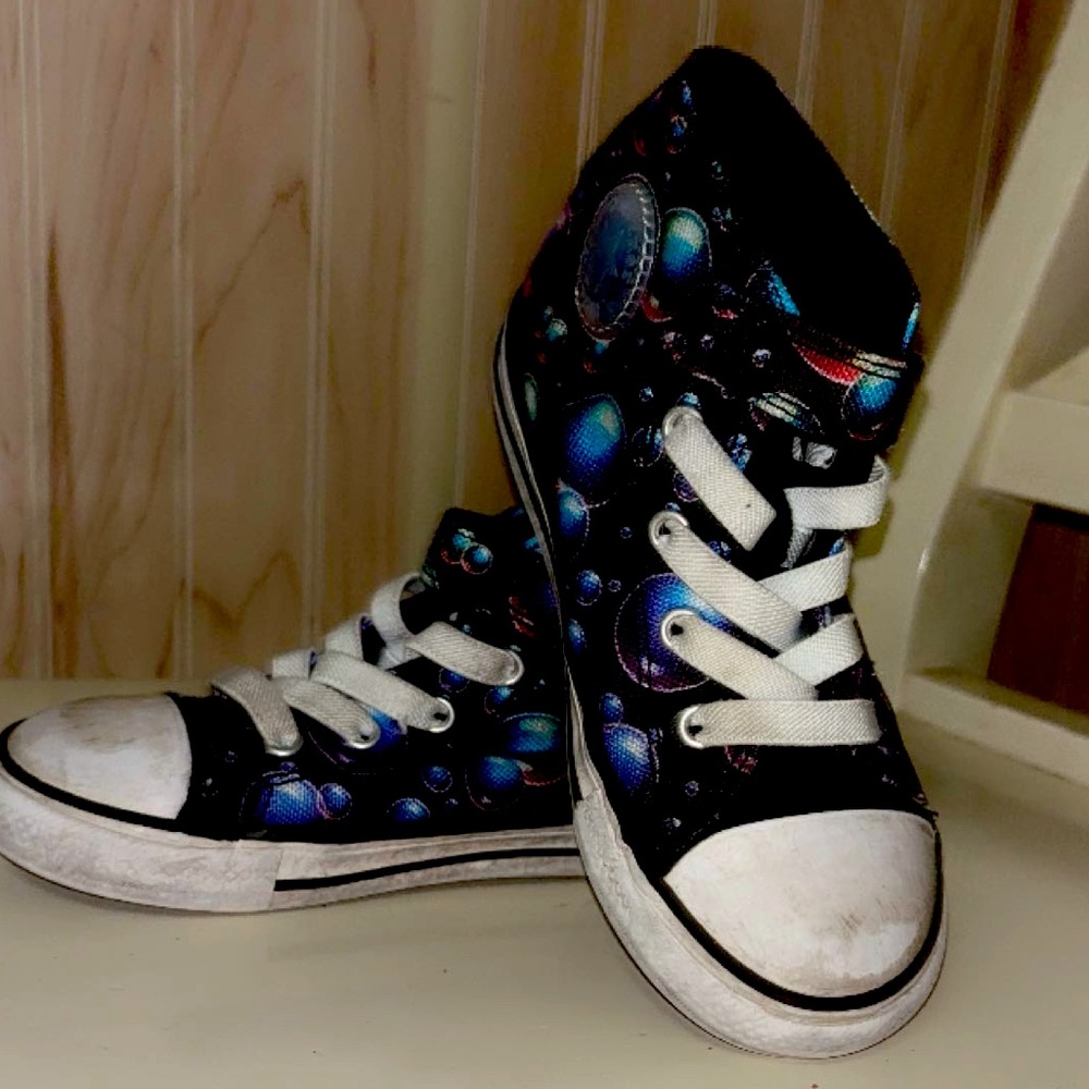 Girls size 9 Galaxy converse